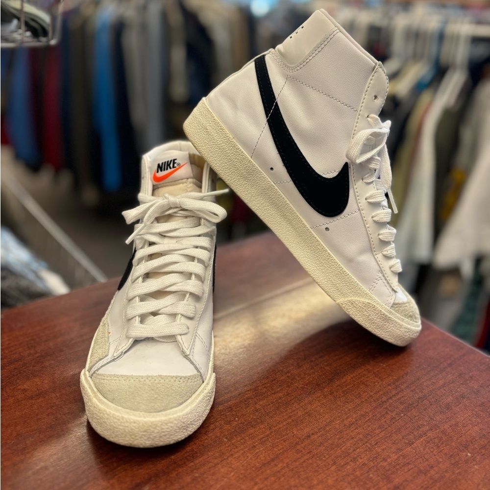 🛍️ Nike ladies 7.5 white & black Blazers